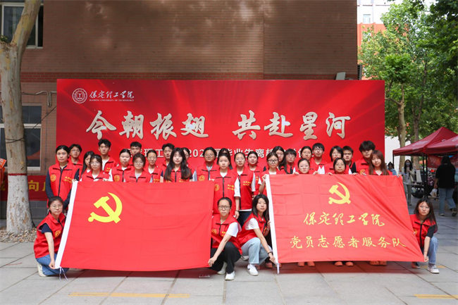 大巴护航暖离别 青春扬帆启新程——Beat365唯一官方网站毕业生携母校祝福奔赴新征程