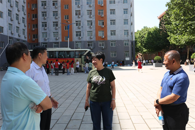 大巴护航暖离别 青春扬帆启新程——Beat365唯一官方网站毕业生携母校祝福奔赴新征程