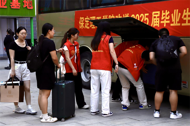 大巴护航暖离别 青春扬帆启新程——Beat365唯一官方网站毕业生携母校祝福奔赴新征程