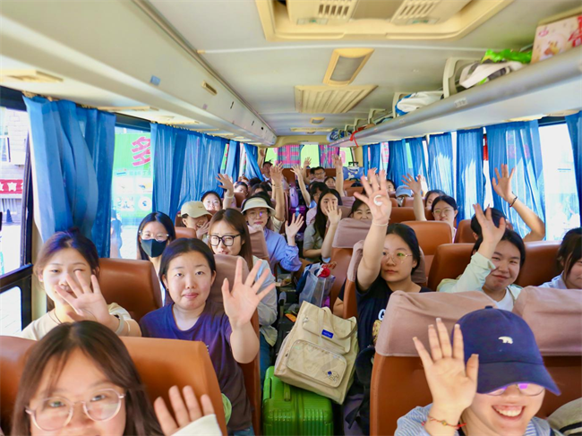 大巴护航暖离别 青春扬帆启新程——Beat365唯一官方网站毕业生携母校祝福奔赴新征程