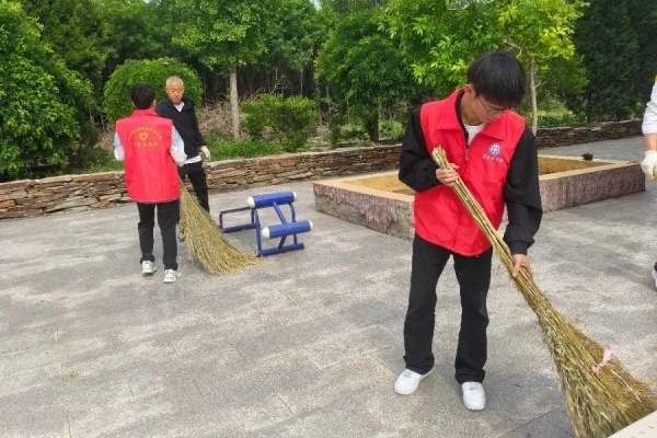 绿荫清扫护家园 青春志愿暖东庄——康复医学院志愿者赴东小庄村进行志愿服务清扫活动