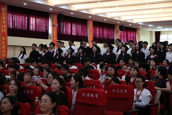 “拨穗正冠 礼成芳华”艺术学院2025届毕业典礼暨学位授予仪式完美收官