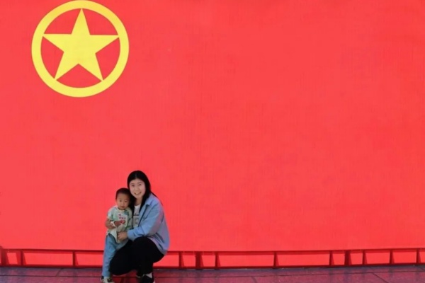 “我与团旗团徽合个影”：定格青春印记 镌刻初心使命