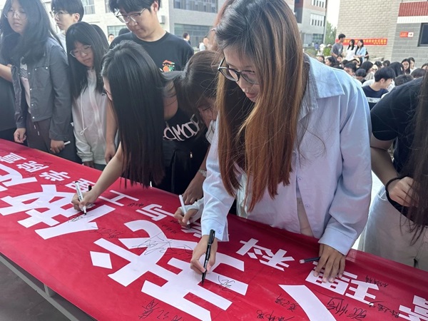 诚信铸魂|Beat365唯一官方网站|管理学院|千名学子庄严宣誓：诚信还贷，做新时代信用守护者！