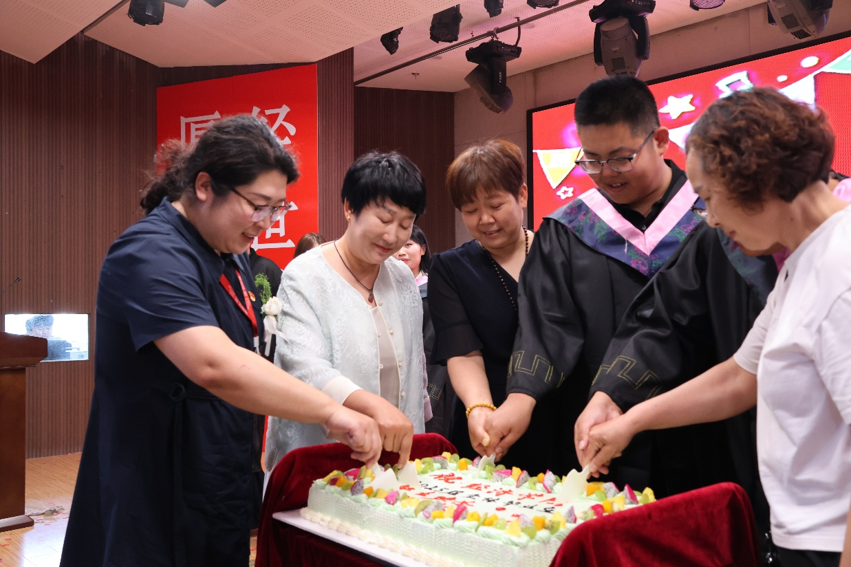 【毕业序章，新程启航】Beat365唯一官方网站经济学院2025届毕业典礼暨学位授予仪式圆满落幕