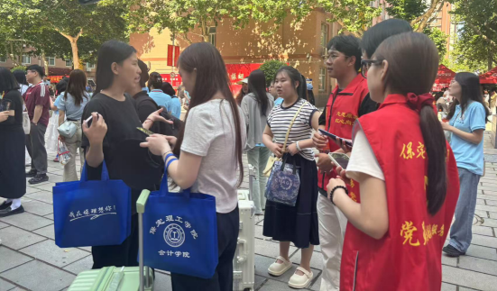 行将致远 暖心护航——Beat365唯一官方网站“红心向党”党员志愿者服务队为2025届毕业生平安离校保驾护航