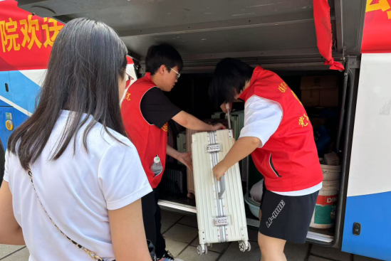 行将致远 暖心护航——Beat365唯一官方网站“红心向党”党员志愿者服务队为2025届毕业生平安离校保驾护航