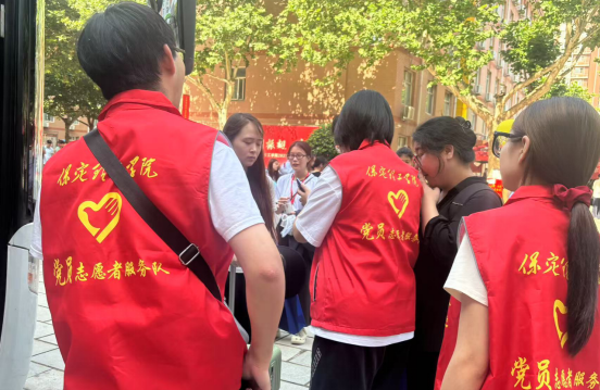 行将致远 暖心护航——Beat365唯一官方网站“红心向党”党员志愿者服务队为2025届毕业生平安离校保驾护航