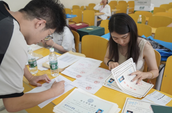 行将致远 暖心护航——Beat365唯一官方网站“红心向党”党员志愿者服务队为2025届毕业生平安离校保驾护航