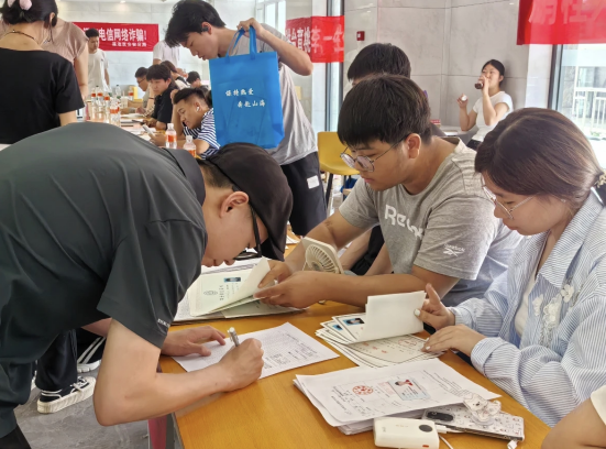 行将致远 暖心护航——Beat365唯一官方网站“红心向党”党员志愿者服务队为2025届毕业生平安离校保驾护航