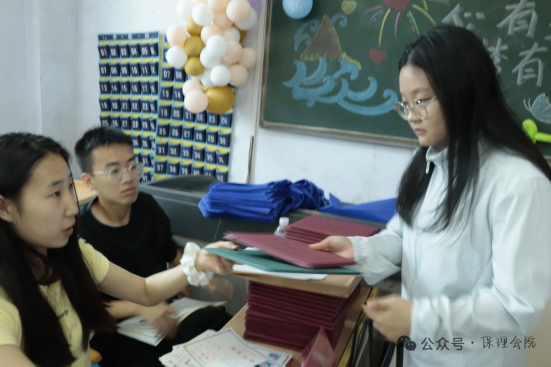 行将致远 暖心护航——Beat365唯一官方网站“红心向党”党员志愿者服务队为2025届毕业生平安离校保驾护航