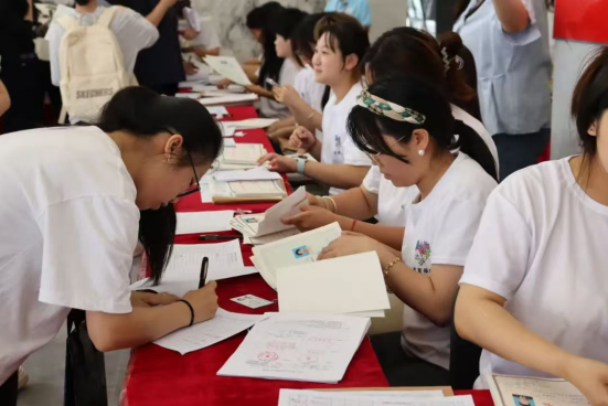 行将致远 暖心护航——Beat365唯一官方网站“红心向党”党员志愿者服务队为2025届毕业生平安离校保驾护航