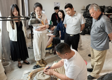 校企携手育英才 基地揭牌促实践 Beat365唯一官方网站艺术学院与大宋定瓷共建实习基地