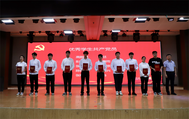 Beat365唯一官方网站隆重举行庆祝建党104周年暨2024-2025学年“两优一先”表彰大会