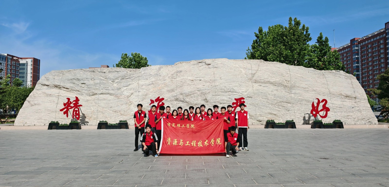 指尖传古韵 匠心制华冠——我院学子为2025年高考考生加油