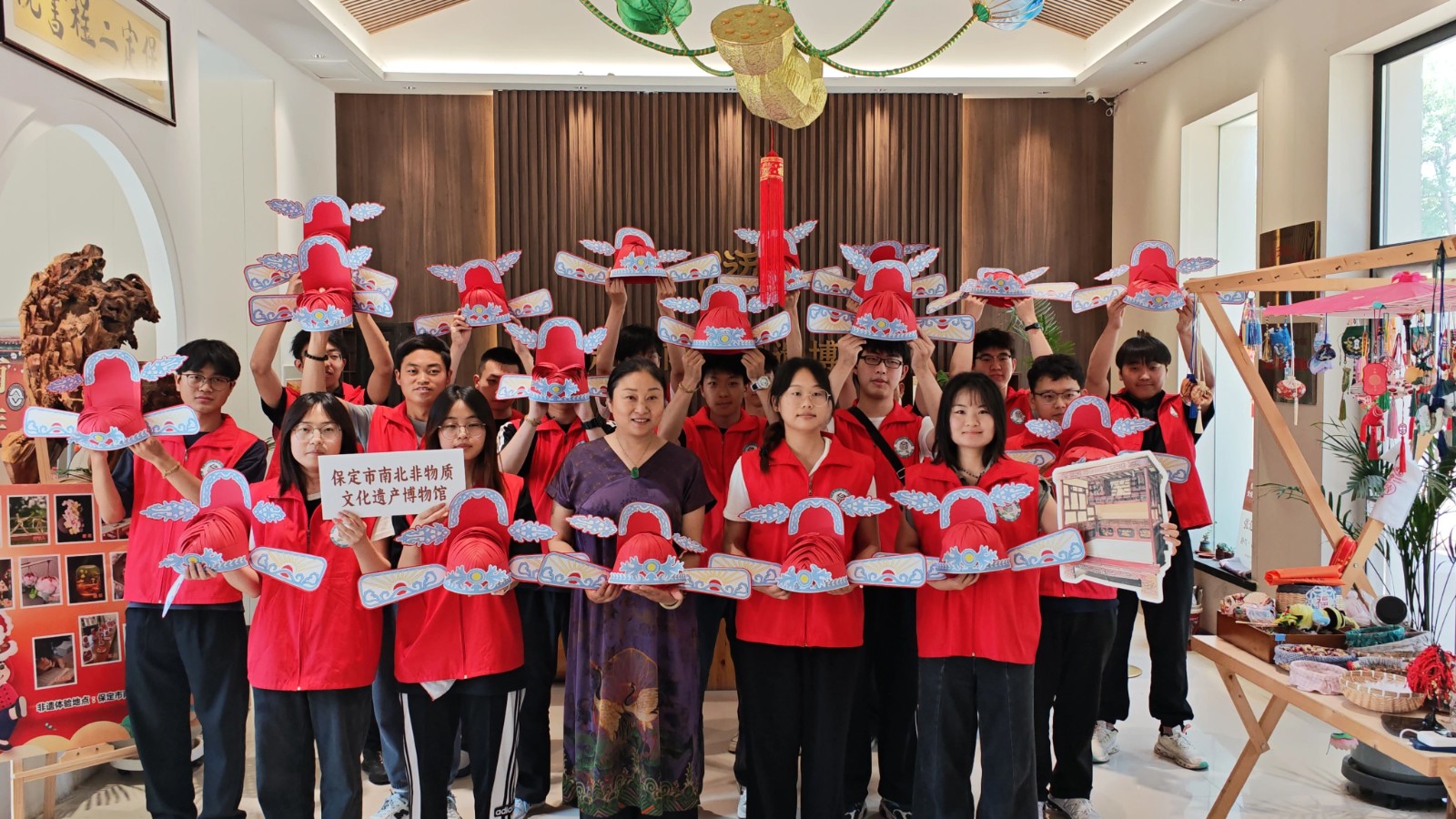 指尖传古韵 匠心制华冠——我院学子为2025年高考考生加油