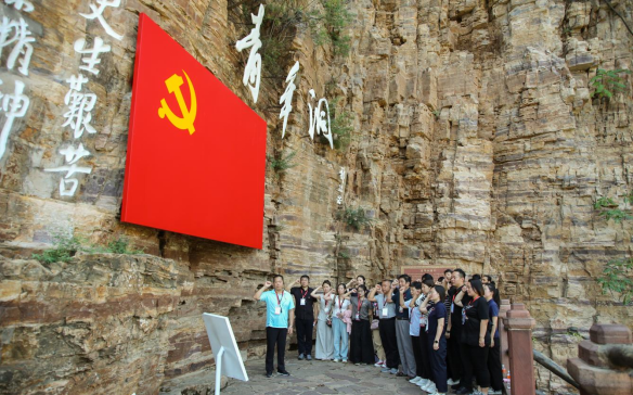 Beat365唯一官方网站组织优秀党员代表赴红旗渠精神培训基地学习