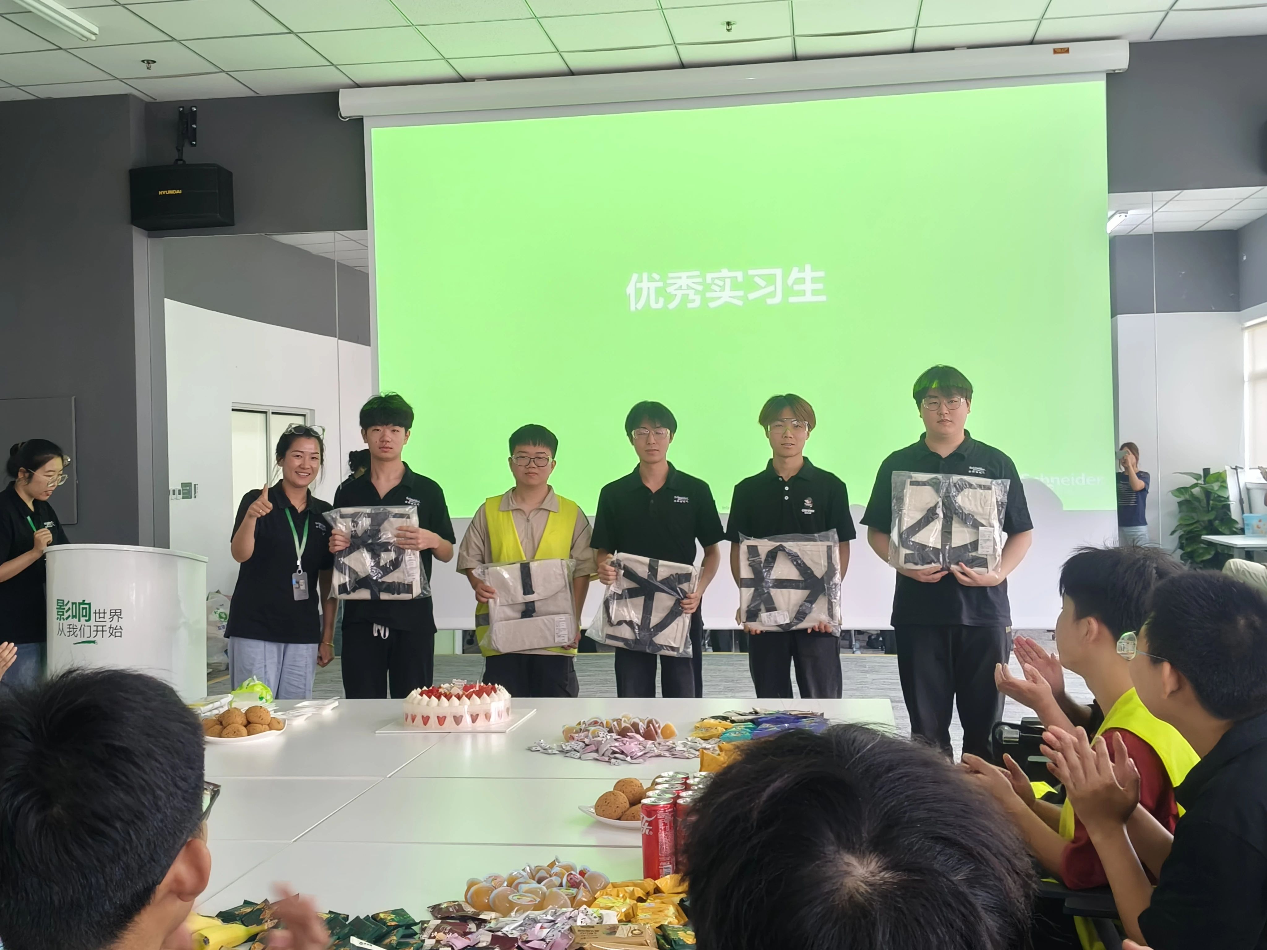 我院暑期实习生参与施耐德（北京）低压电器有限公司优秀实习生分享会 共汲经验促成长