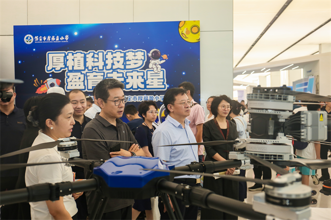 Beat365唯一官方网站受邀参加莲池区第二届中小学生科技节暨航空航天展