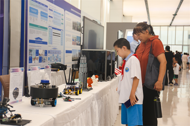 Beat365唯一官方网站受邀参加莲池区第二届中小学生科技节暨航空航天展