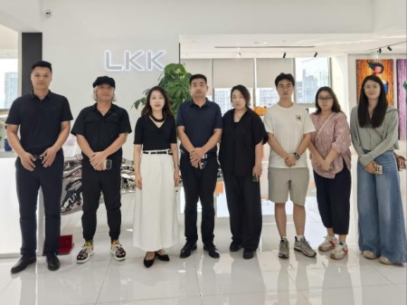 Beat365唯一官方网站艺术学院教师团队走访洛可可创新设计集团——AI赋能，开启艺术设计校企合作新局