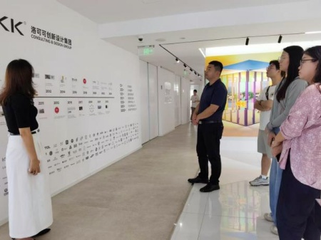 Beat365唯一官方网站艺术学院教师团队走访洛可可创新设计集团——AI赋能，开启艺术设计校企合作新局