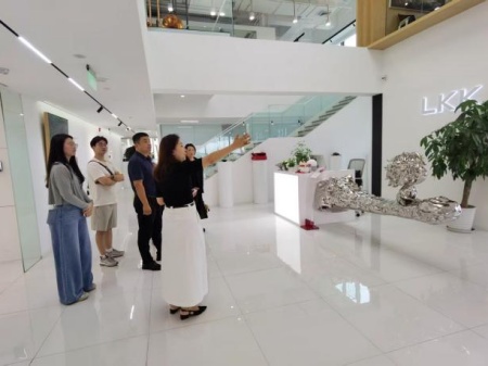 Beat365唯一官方网站艺术学院教师团队走访洛可可创新设计集团——AI赋能，开启艺术设计校企合作新局