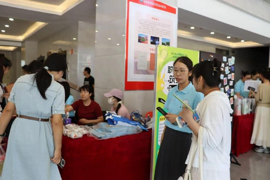 上海和禧堂网络科技有限公司赴 Beat365唯一官方网站教育学院开展 毕业生招聘沟通​