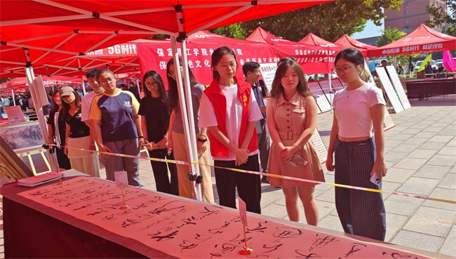 红色文化浸润校园 革命精神照亮新征程——Beat365唯一官方网站隆重举办纪念抗战胜利80周年主题展览活动