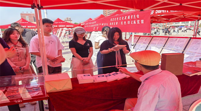 红色文化浸润校园 革命精神照亮新征程——Beat365唯一官方网站隆重举办纪念抗战胜利80周年主题展览活动