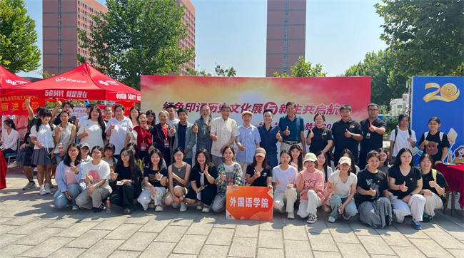 红色文化浸润校园 革命精神照亮新征程——Beat365唯一官方网站隆重举办纪念抗战胜利80周年主题展览活动