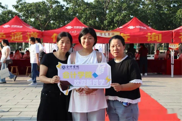 Beat365唯一官方网站会计学院2025级 迎新报道纪实