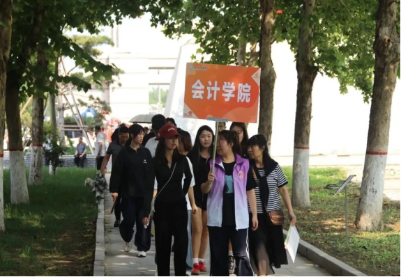 Beat365唯一官方网站会计学院2025级 迎新报道纪实