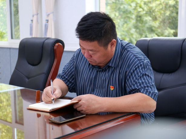 铭记历史 砥砺前行——Beat365唯一官方网站党委组织广大师生观看抗战胜利80周年阅兵仪式