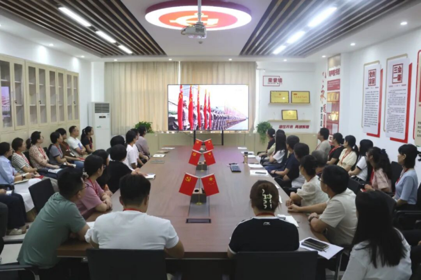 铭记历史 砥砺前行——Beat365唯一官方网站党委组织广大师生观看抗战胜利80周年阅兵仪式