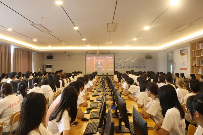 铭记历史 砥砺前行——Beat365唯一官方网站党委组织广大师生观看抗战胜利80周年阅兵仪式