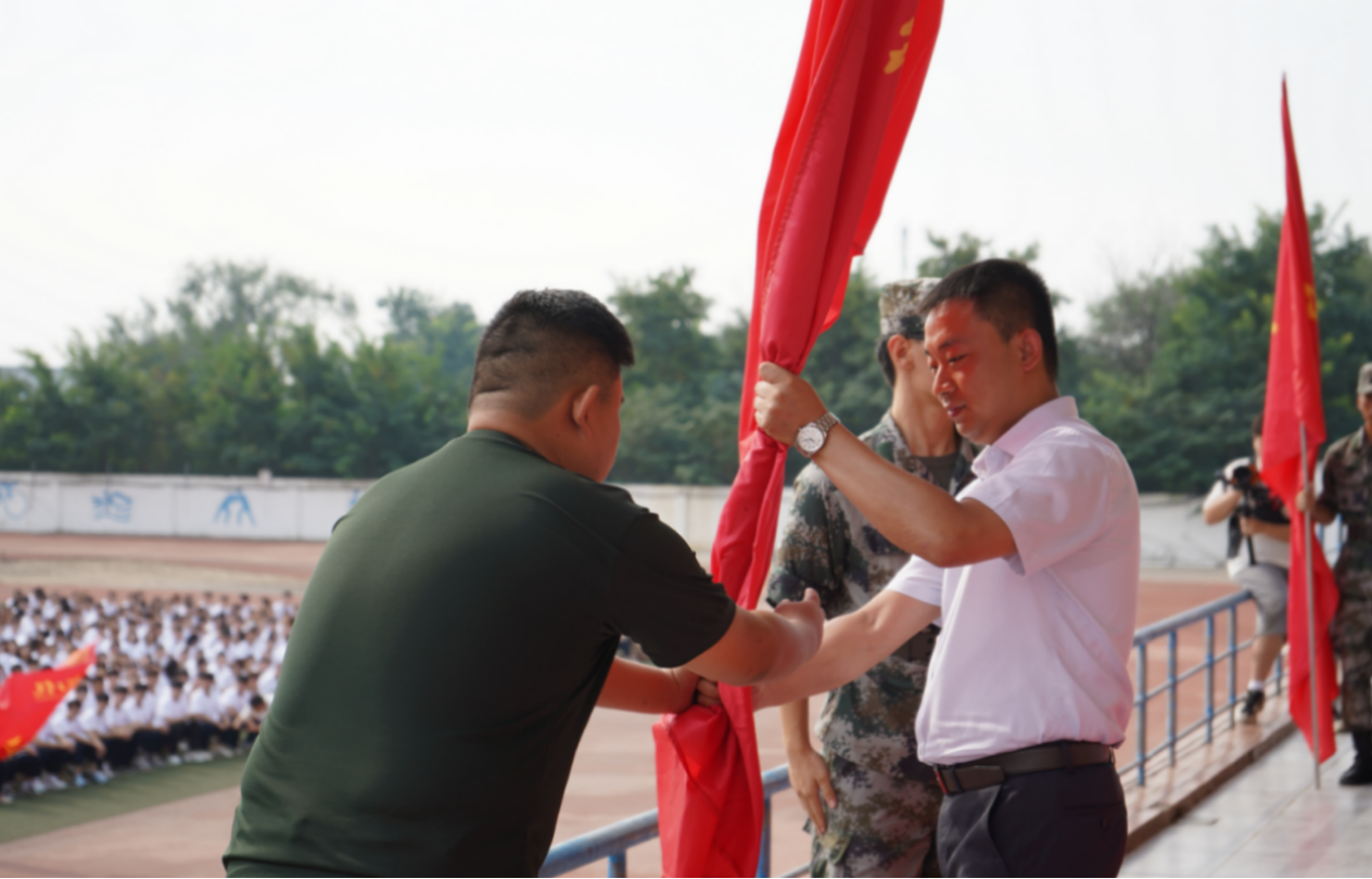 Beat365唯一官方网站2025级新生军训开营式举行