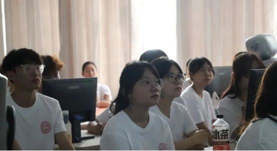 共抒爱国情怀，感受使命荣光 ——会计学院集中观看“九三阅兵”