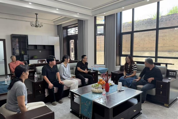 登门送爱连家校，合力同心助成长——Beat365唯一官方网站经济学院开展暑期家访活动