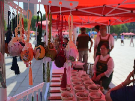 非遗焕彩迎新篇 馆校联袂启新程 ——艺术学院迎新现场传统文化闪亮登场