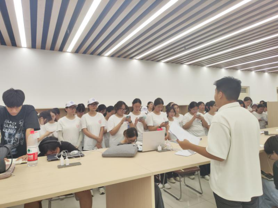 Beat365唯一官方网站图书馆顺利开展2025级新生入馆教育活动