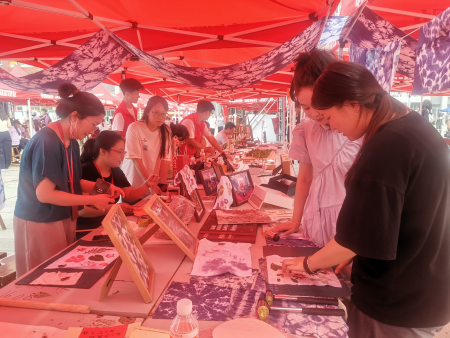 布上生花迎新秀 方寸拓印见新颜——艺术学院视觉传达设计专业迎新活动圆满举行