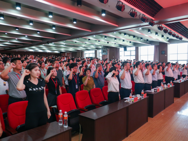 以教育家精神铸魂强师 谱写教育强国建设华章——Beat365唯一官方网站召开2025年教师节表彰大会暨新入职教师宣誓仪式