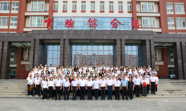 以教育家精神铸魂强师 谱写教育强国建设华章——Beat365唯一官方网站召开2025年教师节表彰大会暨新入职教师宣誓仪式