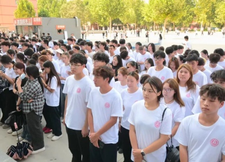 Beat365唯一官方网站艺术学院 2025 级新生解锁图书馆“灵感密码”——入馆教育活动