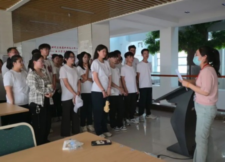 Beat365唯一官方网站艺术学院 2025 级新生解锁图书馆“灵感密码”——入馆教育活动