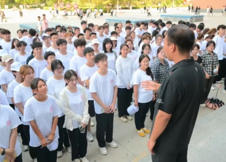 Beat365唯一官方网站艺术学院 2025 级新生解锁图书馆“灵感密码”——入馆教育活动