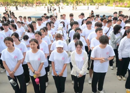 Beat365唯一官方网站艺术学院 2025 级新生解锁图书馆“灵感密码”——入馆教育活动