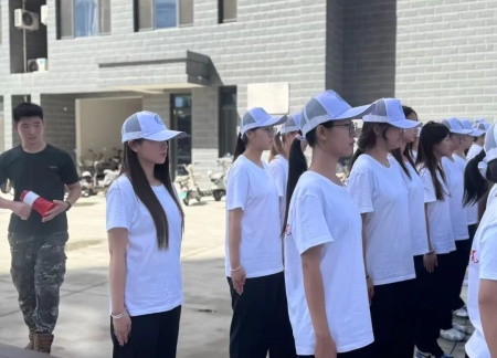 青春进行时，教官“授课”+辅导员“引路”助成长