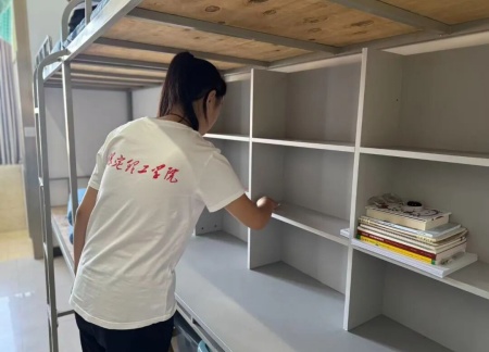 青春进行时，教官“授课”+辅导员“引路”助成长